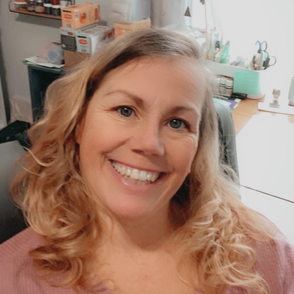 Profile Picture of Lori Hull (@lahull2009) on Poshmark