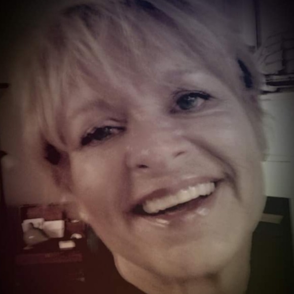 Profile Picture of Beth Crabtree thoni (@bethcrabtree654) on Poshmark