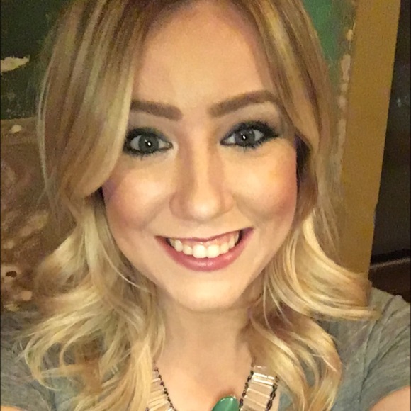 Profile Picture of Cassie Broniecki (@casbron89) on Poshmark