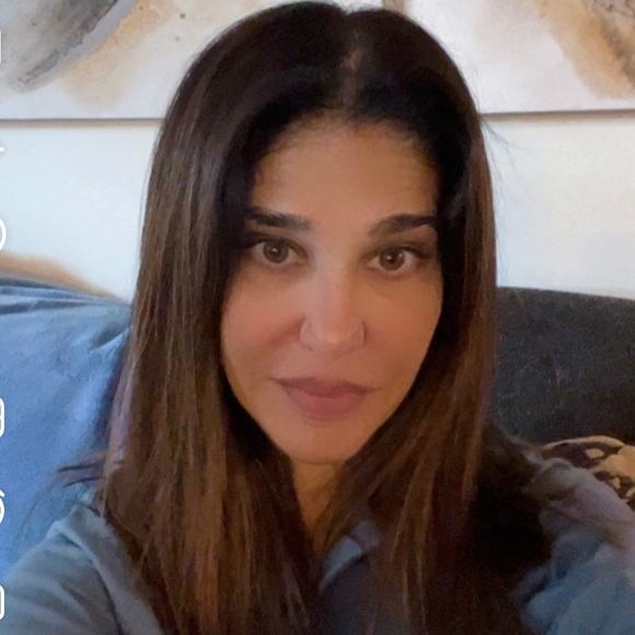 Profile Picture of Amber Munzek (@ambermunzek) on Poshmark