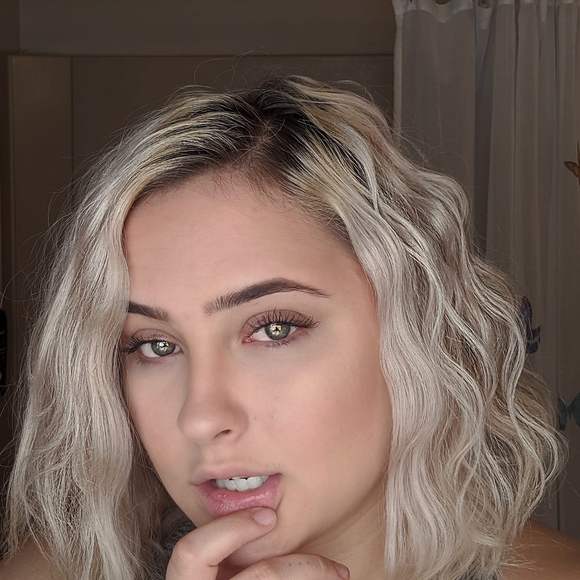 Profile Picture of Jordyn White (@jordyn1187) on Poshmark