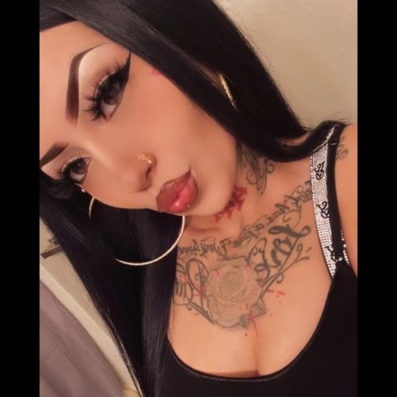 Profile Picture of Dee Bæby (@lulmamii69) on Poshmark