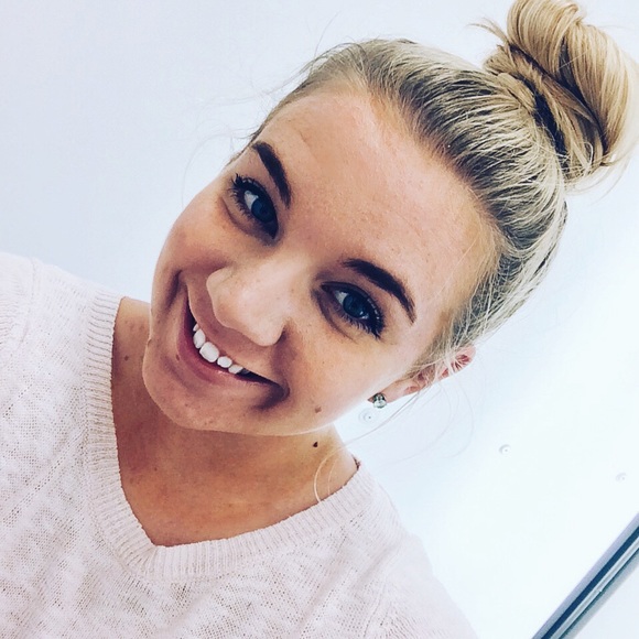 Profile Picture of Laura Glogowski (@bbylaura22) on Poshmark