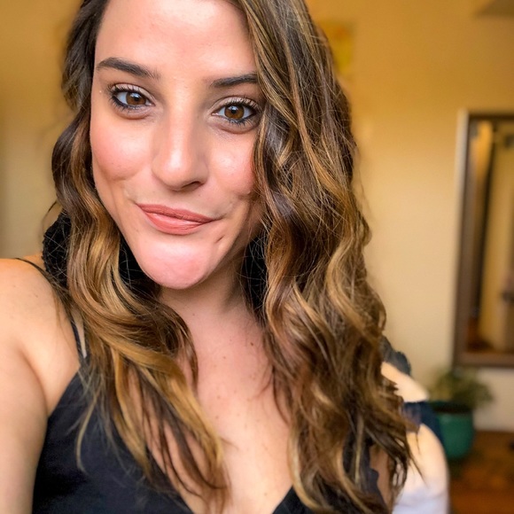 Profile Picture of Cara Perrone (@caralperrone) on Poshmark