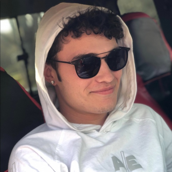 Profile Picture of Andrew Leake (@andrewleake521) on Poshmark