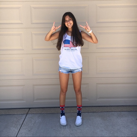 Profile Picture of Nicole Lodestro (@nicolelodestro) on Poshmark