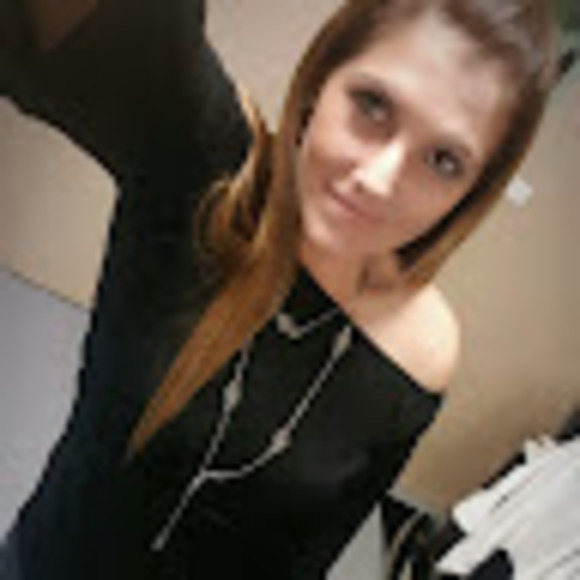Profile Picture of Carly Watts (@carlywatts28) on Poshmark