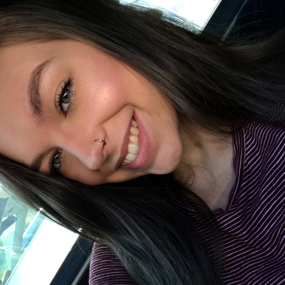 Profile Picture of Ashley Sexton (@ashleysextonn) on Poshmark