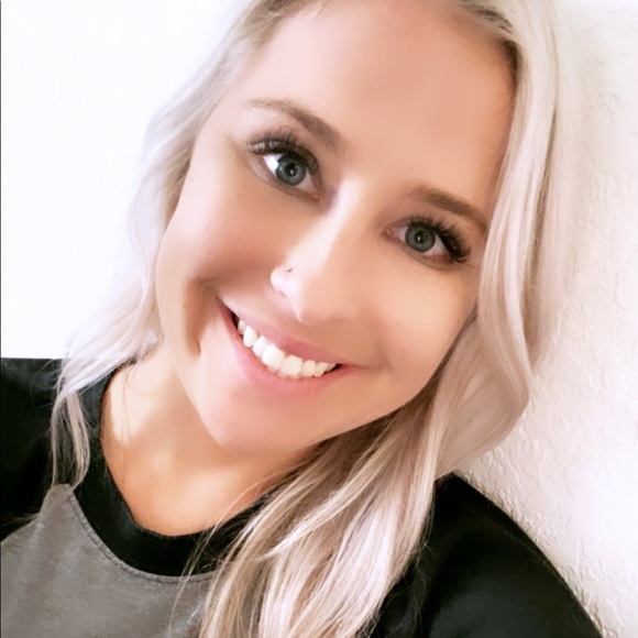 Profile Picture of Amanda Mcnabb (@amcnabb93) on Poshmark