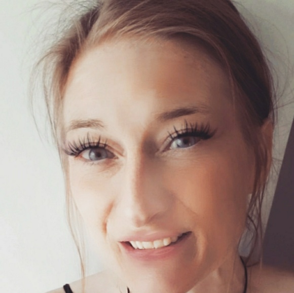 Profile Picture of Danielle Kreitz (@kreitz) on Poshmark