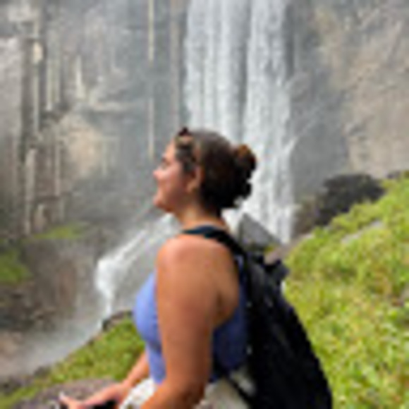 Profile Picture of Chloe Lonison (@chloelonison) on Poshmark