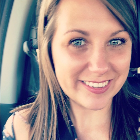 Profile Picture of Amanda Epperson (@eppersonar) on Poshmark