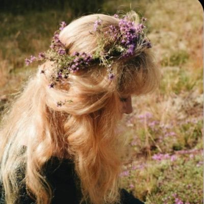 Profile Picture of Julia Is Seeing Harry!! (@goldenhairharry) on Twitter