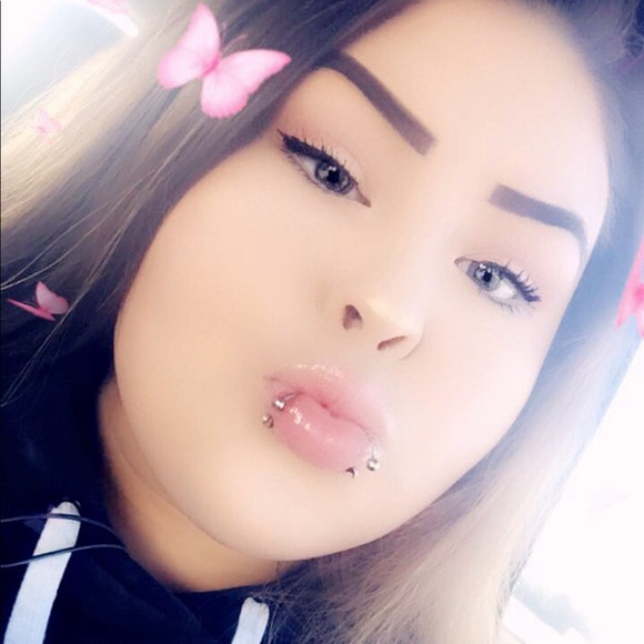 Profile Picture of Shanon Faichney (@shanon2019) on Poshmark