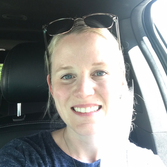 Profile Picture of Veronica Bolstein (@veronicamalenka) on Poshmark