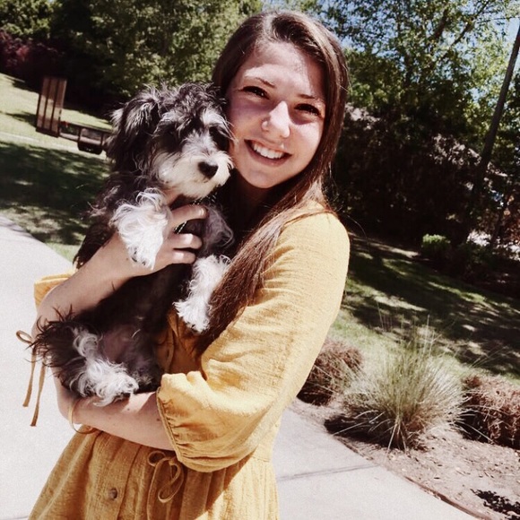 Profile Picture of Emma Confusione (@emmac_18) on Poshmark