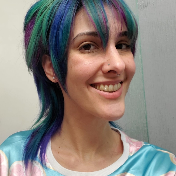 Profile Picture of Stephanie Travassos (@super_dud) on Poshmark