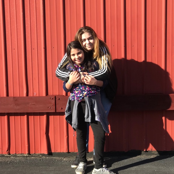 Profile Picture of Adina Rascol (@adnr30) on Poshmark