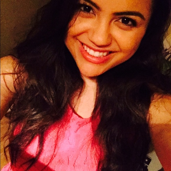 Profile Picture of Lena Robinson (@lenaabear) on Poshmark