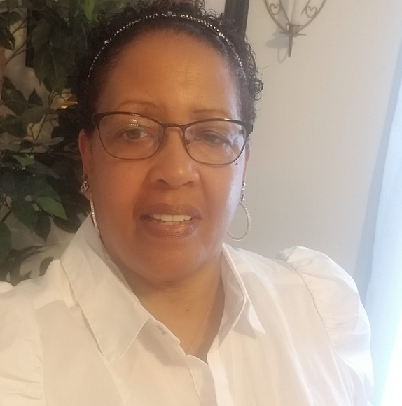 Profile Picture of Sandra Lambert (@sandragarnes) on Poshmark