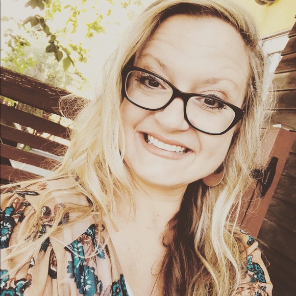 Profile Picture of Valarie Struss (@valstruss) on Poshmark