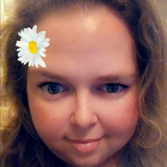 Profile Picture of Danielle Barker (@danie2103) on Poshmark