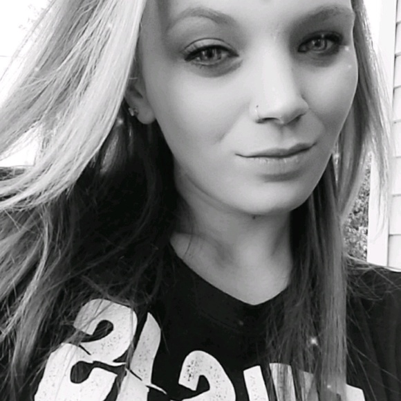 Profile Picture of Stephanie Tumminello (@steph_xo5) on Poshmark