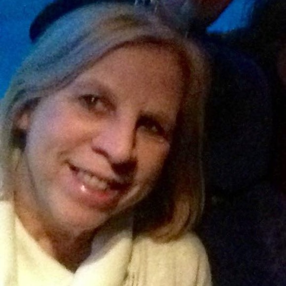 Profile Picture of Robin Swenson (@robinswenson) on Poshmark