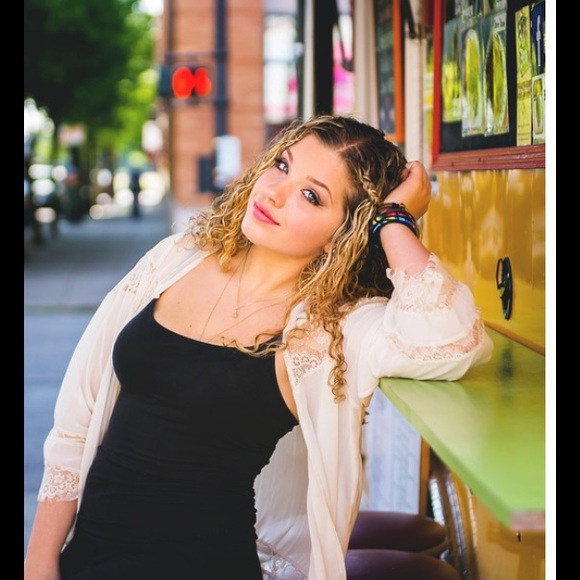 Profile Picture of Claire Aaby (@claireaaby) on Poshmark