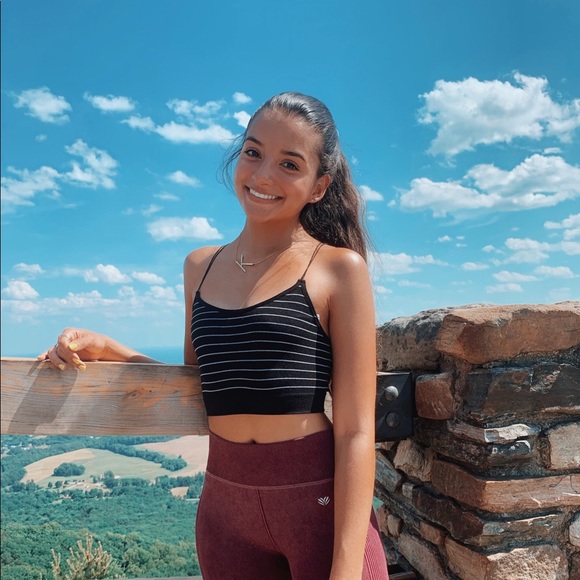 Profile Picture of Nicole Kwiatek (@nkwiatek) on Poshmark