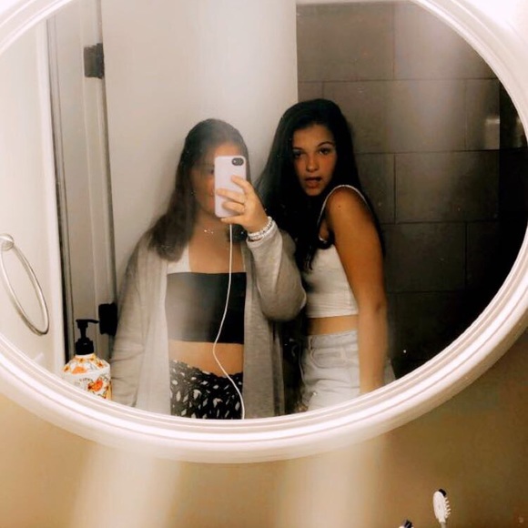 Profile Picture of Ella Moore (@ellamoore144) on Poshmark