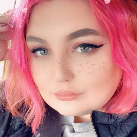 Profile Picture of Rhianna Aldhizer (@rhiannaisabella) on Poshmark