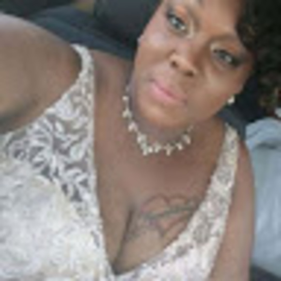 Profile Picture of Ebonie Wright (@ebonie_wright) on Poshmark