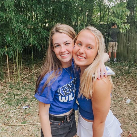 Profile Picture of Isa Tavolacci (@isakeats) on Poshmark