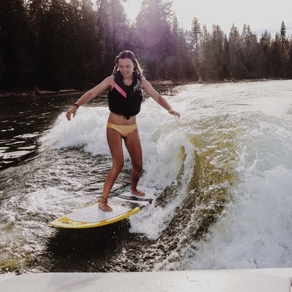 Profile Picture of Taylor Holvey (@taylor_holvey) on Poshmark