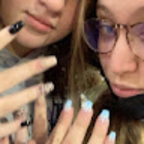 Profile Picture of Carly Cakes (@carlyrose200) on Poshmark