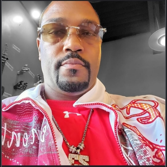 Profile Picture of Corey Bibbs (@corey2home) on Poshmark