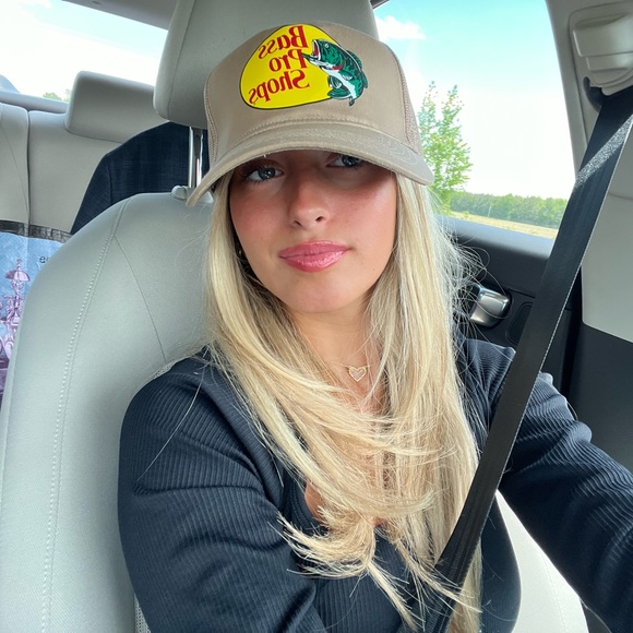 Profile Picture of Elizabeth Mcclanahan (@elizabethmac123) on Poshmark