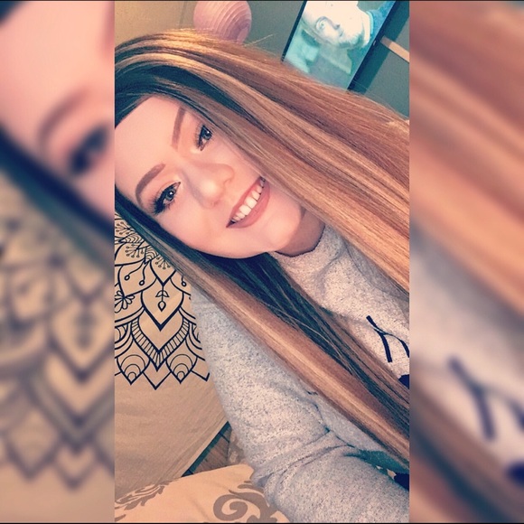 Profile Picture of Carly Carter (@carlycarter) on Poshmark