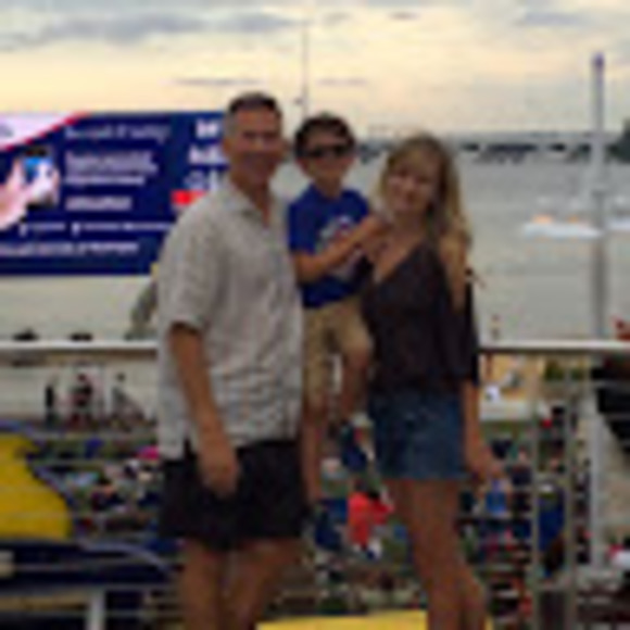 Profile Picture of Lisa Kuecker (@lisa_kuecker) on Poshmark