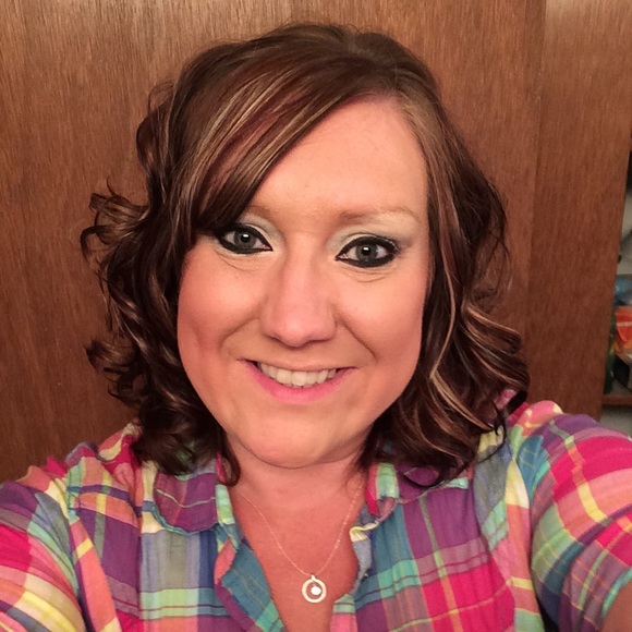 Profile Picture of Lisa Hodgson (@lisahodgson17) on Poshmark