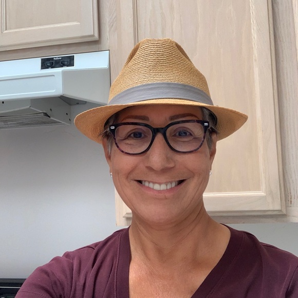 Profile Picture of Carol Romero (@carolr3554) on Poshmark