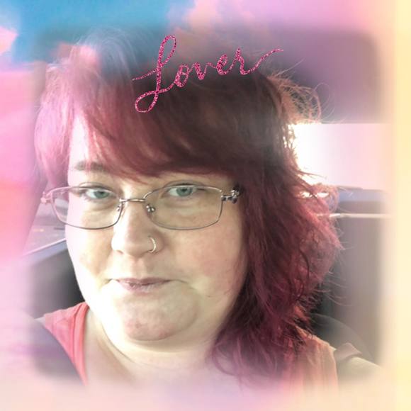 Profile Picture of Amanda Arnott (@alundax) on Poshmark