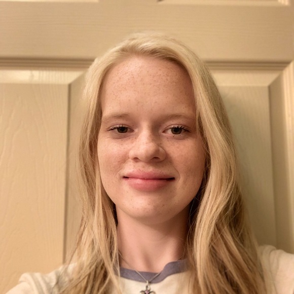 Profile Picture of Ellie Seewald (@ellieseewald) on Poshmark