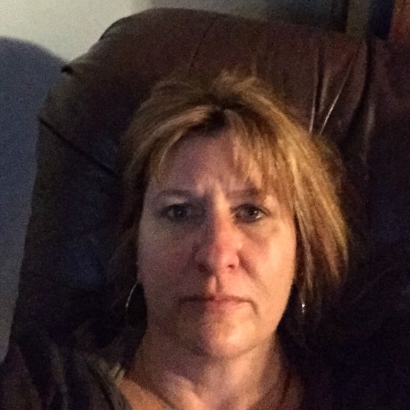 Profile Picture of Eileen Weeder (@eweeder) on Poshmark