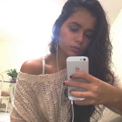 Profile Picture of Lara Collins (@BeaILoveYou) on Twitter