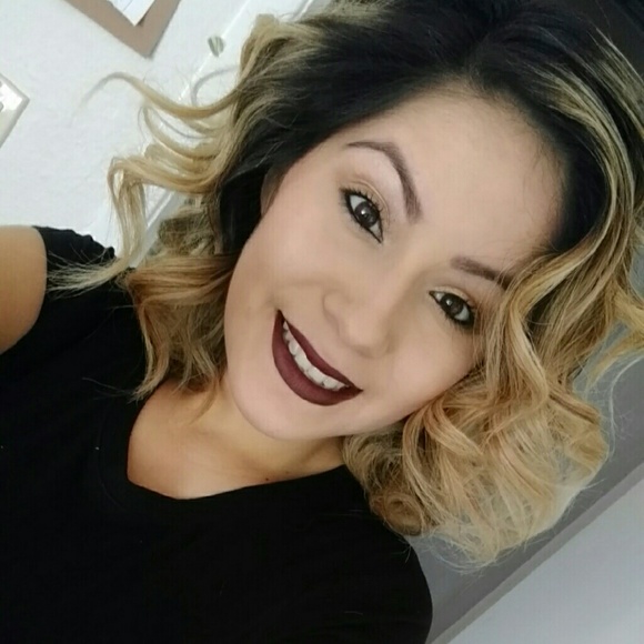 Profile Picture of Veronica Frausto (@veemichelle) on Poshmark