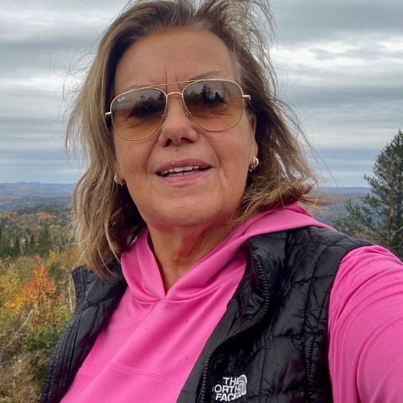 Profile Picture of Lise Deschambault (@lisedeschambaul) on Poshmark