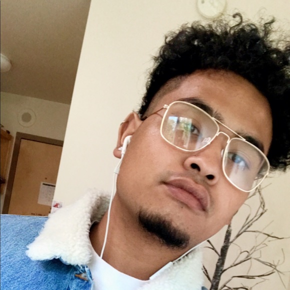 Profile Picture of Tevin Chhit (@tevinchhi) on Poshmark