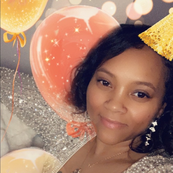 Profile Picture of Heidi Ousley (@heidiousley) on Poshmark